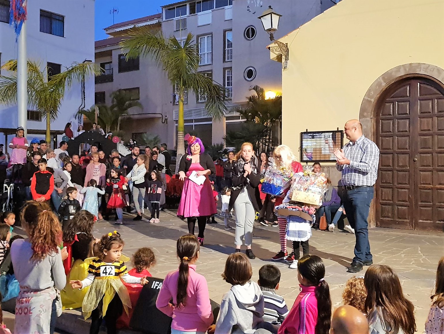 La cabalgata anunciadora del Carnaval despliega colorido y ritmo en Los - Ayuntamiento de Granadilla de Abona