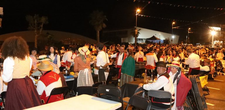 El folclore y la buena gastronomía congregaron a miles de personas en el XIX Baile de Taifas