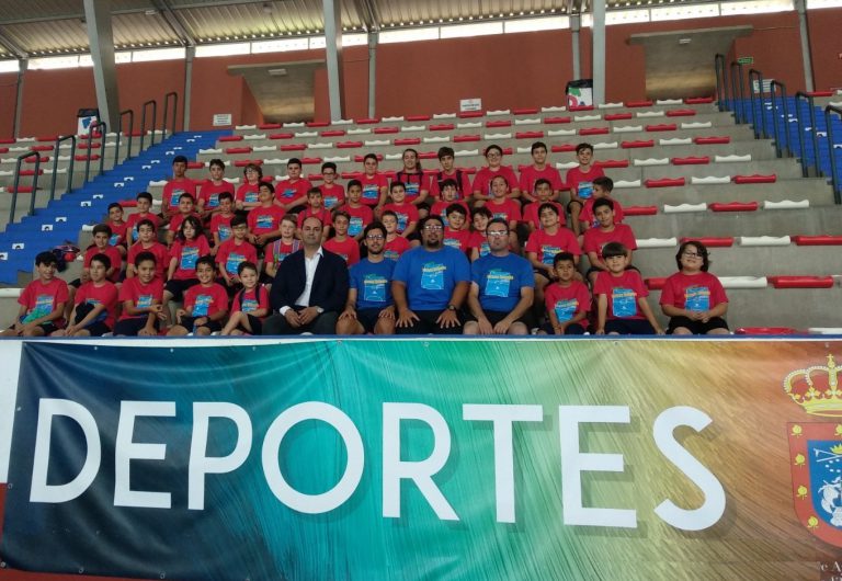 El pabellón municipal acoge la quinta edición del campus de fútbol sala ‘Jacinto Delgado’
