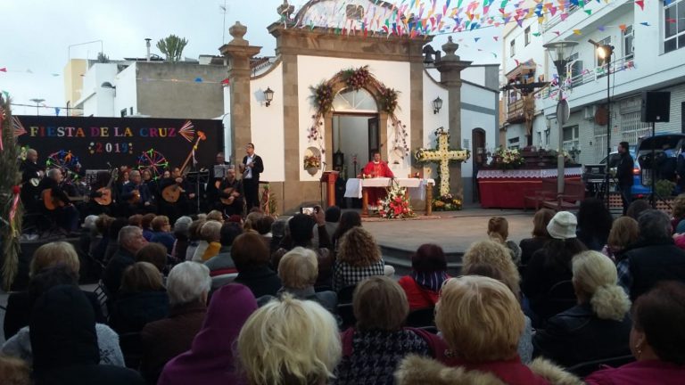 El Día de la Cruz engalana de tradición las calles y plazas del municipio