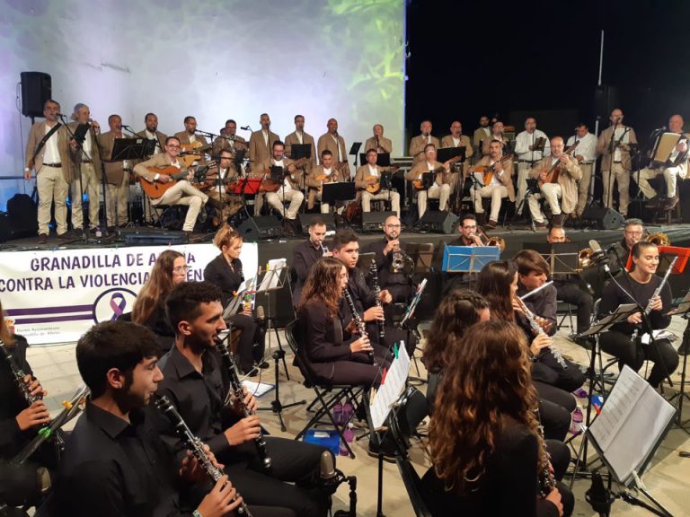 La música de la sociedad cultural ‘José Reyes Martín’ y La Parranda hizo vibrar al público en el concierto de Santa Cecilia