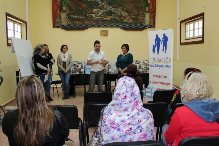 La Fundación Canaria Pedro Rodríguez entrega desayunos solidarios a 15 familias  granadilleras