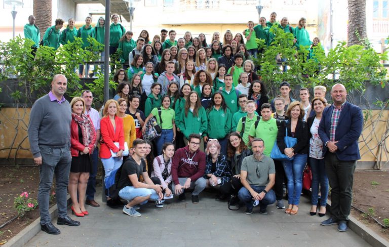 Sesenta estudiantes del Erasmus y del municipio defiende los valores de la tolerancia hacia las religiones