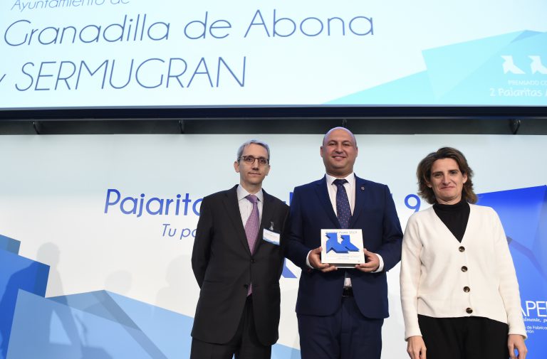La ministra para la Transición Ecológica entrega a Granadilla de Abona su segunda pajarita azul por la gestión en la recogida de papel y cartón