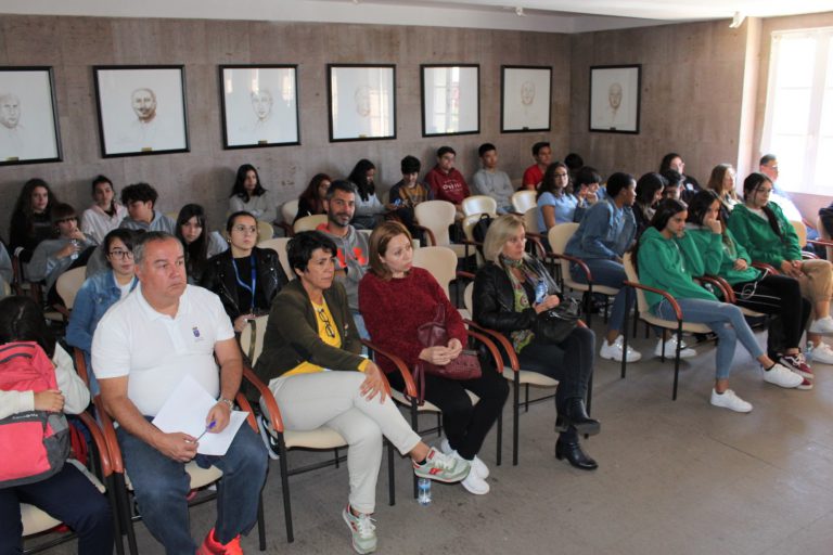Jóvenes del municipio asisten a la conferencia didáctica y musical a cargo del músico ‘El Chojin’