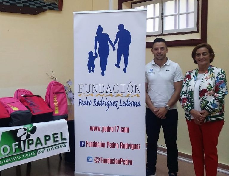 Doce familias del municipio se benefician de la entrega de material escolar por la Fundación Pedro Rodríguez