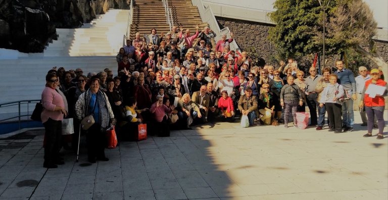 Los mayores de Granadilla de Abona realizan su tradicional ofrenda a la Virgen de Candelaria
