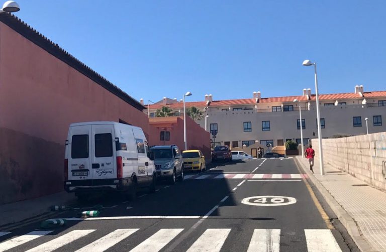 El Ayuntamiento cambia el sentido de dirección de una vía en El Médano para mejorar el tráfico y crear 75 aparcamientos