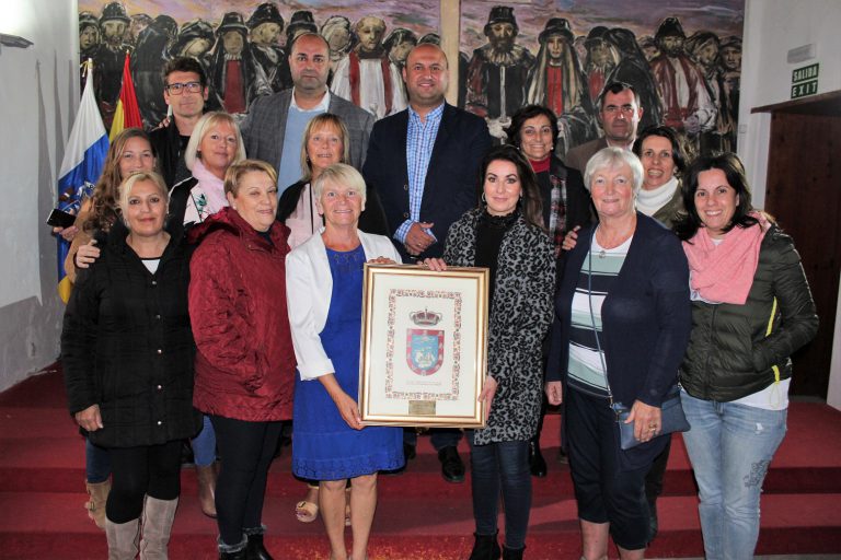 El Ayuntamiento agradece a la asociación Helping Hands la labor social con los menores del centro de día municipal