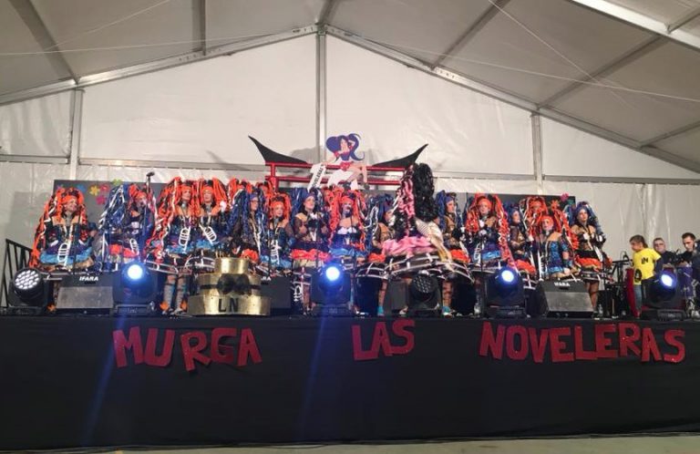 Las Noveleras dibujan las carnestolendas de Granadilla con su fantasía ‘Noveleras aquí están diez años en el carnaval’