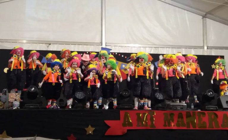 La murga Pk-2 luce su fantasía ‘Chula yo, sí… pero a mi manera’