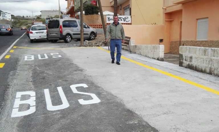 El Ayuntamiento acondiciona e instala nuevas paradas de guaguas y taxis
