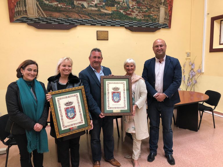 El Ayuntamiento agradece a la asociación benéfica Amigos de Gillian Banks su labor social con el centro de día ‘Guaidyl’