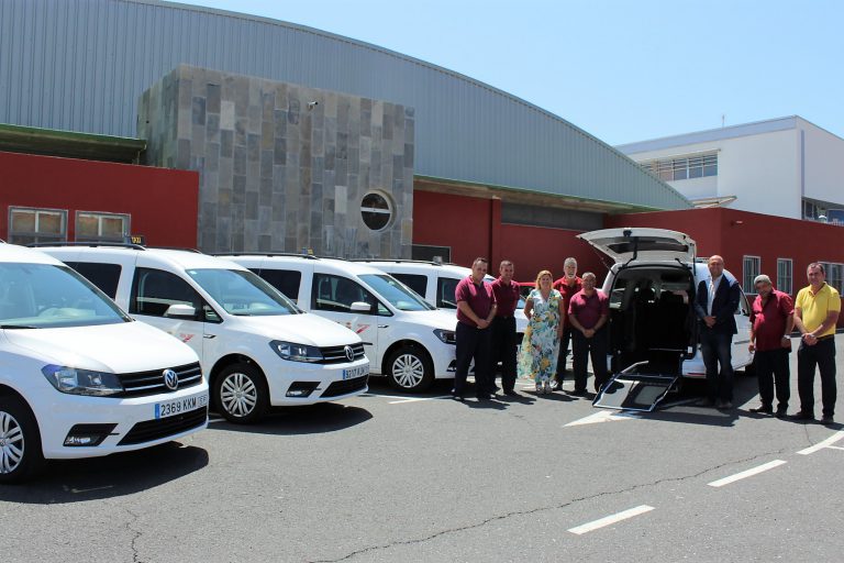 Cinco nuevos vehículos adaptados se incorporan al servicio del taxi en el municipio