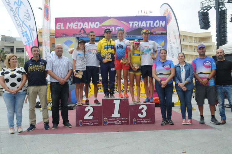 Los tinerfeños Ricardo Hernández y Delioma González triunfadores en el Triatlón El Médano