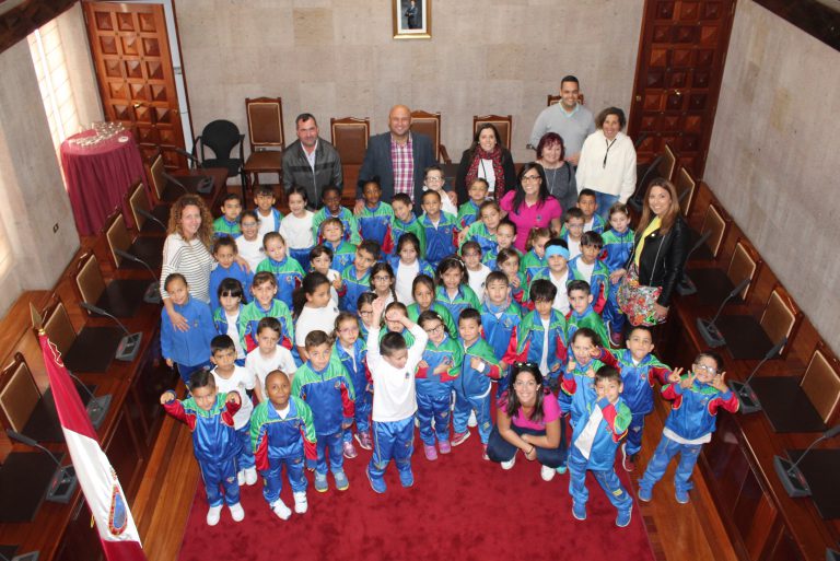 El CEIP La Jurada visita el Ayuntamiento y los diferentes puntos de interés cultural y patrimonial del casco