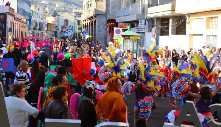 Granadilla de Abona derrochó colorido y ritmo en su gran fiesta carnavalera en la calle