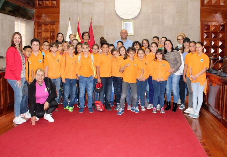 Una treintena de escolares del CEIP Juan García Pérez celebran un pleno infantil