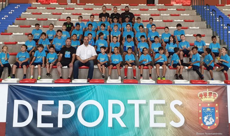 El pabellón municipal acoge la VI edición del campus de fútbol sala ‘Jacinto Delgado’