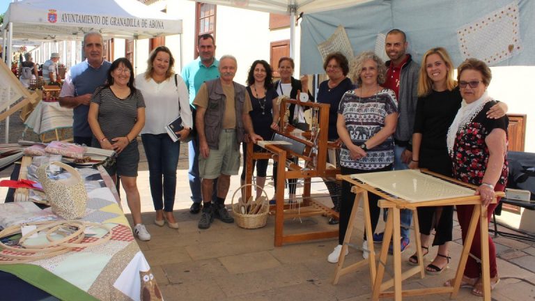 La calle Arquitecto Marrero Regalado en el casco histórico acogió ‘Granadilla Artesanal’