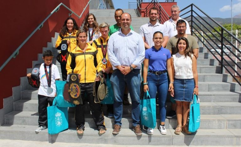 El Ayuntamiento agasaja a los campeones de kickboxing y judo
