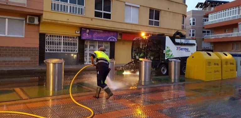 Granadilla de Abona activa un plan especial de limpieza de verano en las zonas costeras