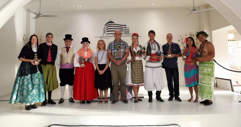 La bahía de El Médano se llena de las danzas y los acordes hawaianos, serbios y mallorquines