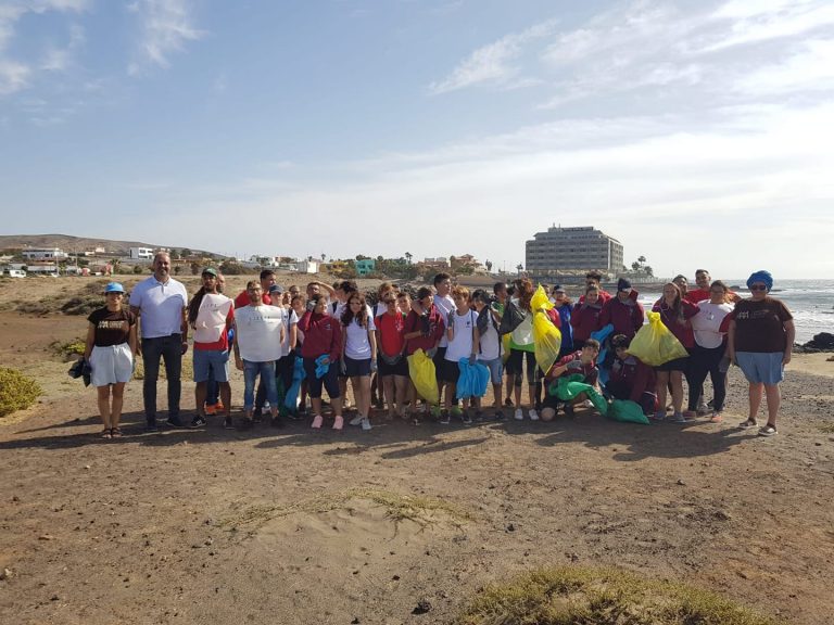 Los jóvenes se suman a la actividad de limpieza de la playa La Jaquita a través del proyecto ‘Libera’