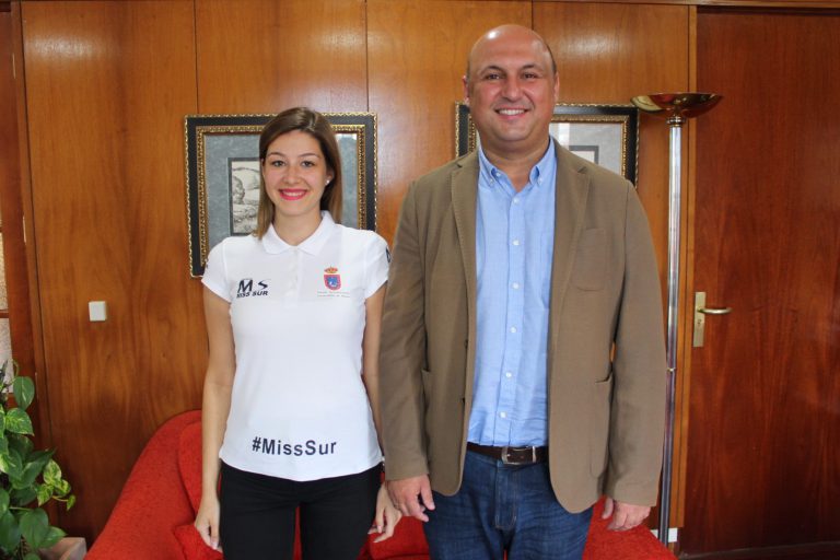 El alcalde recibe a Paula Bethencourt, representante del Ayuntamiento en el certamen de Miss Sur