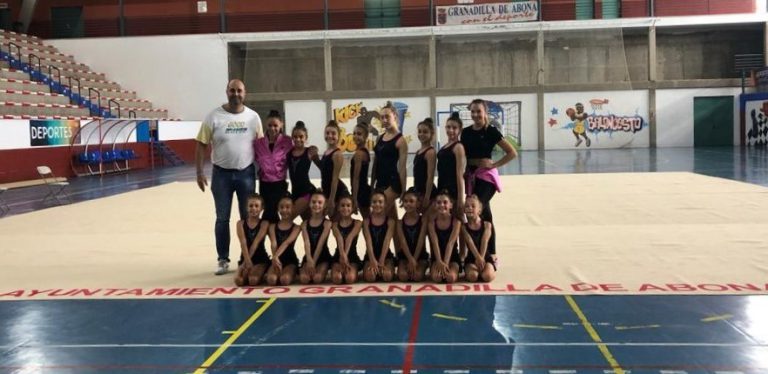 El pabellón de deportes estrena nuevo tapiz para la práctica de gimnasia rítmica en el municipio