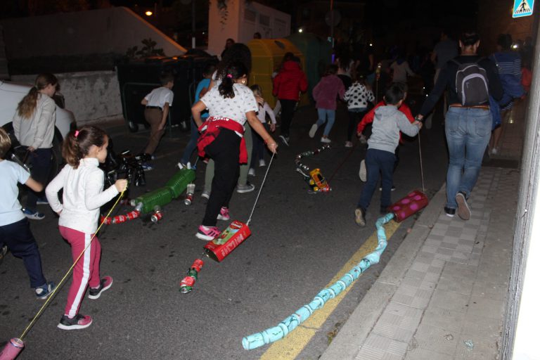 Las ristras de cacharros corrieron por las calles del casco histórico por San Andrés