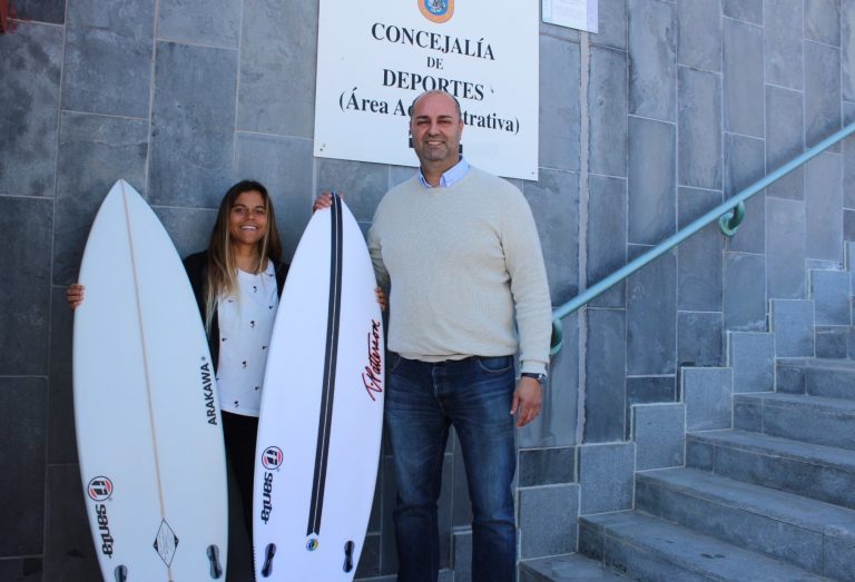 El Ayuntamiento agasaja a su campeona de surf, Marcela Machado
