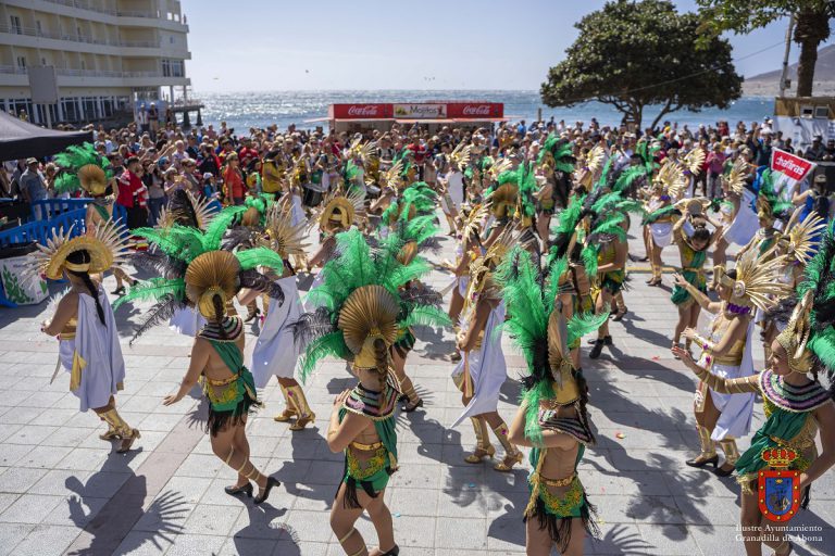 La bahía de El Médano vibró con su Gran Carnaval de Día