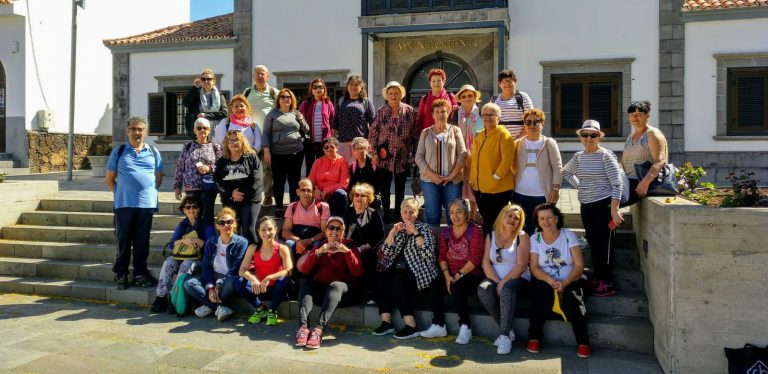 Usuarios del Centro de Atención Especializada de El Médano realizan una visita cultural a Santiago del Teide