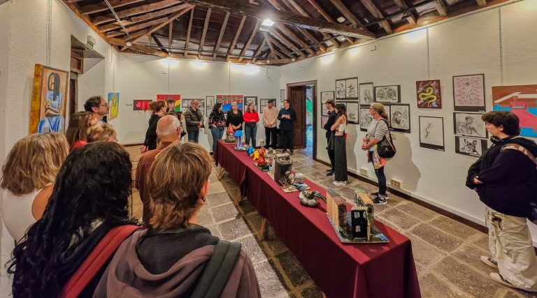 El alumnado del IES Magallanes expone sus trabajos de pintura y escultura en el Museo de Historia