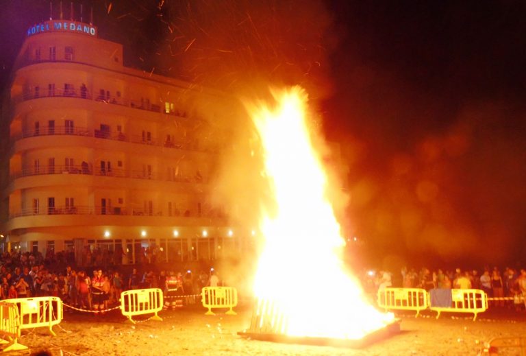 El municipio celebra la Noche de San Juan con dos hogueras institucionales en El Médano y Los Abrigos
