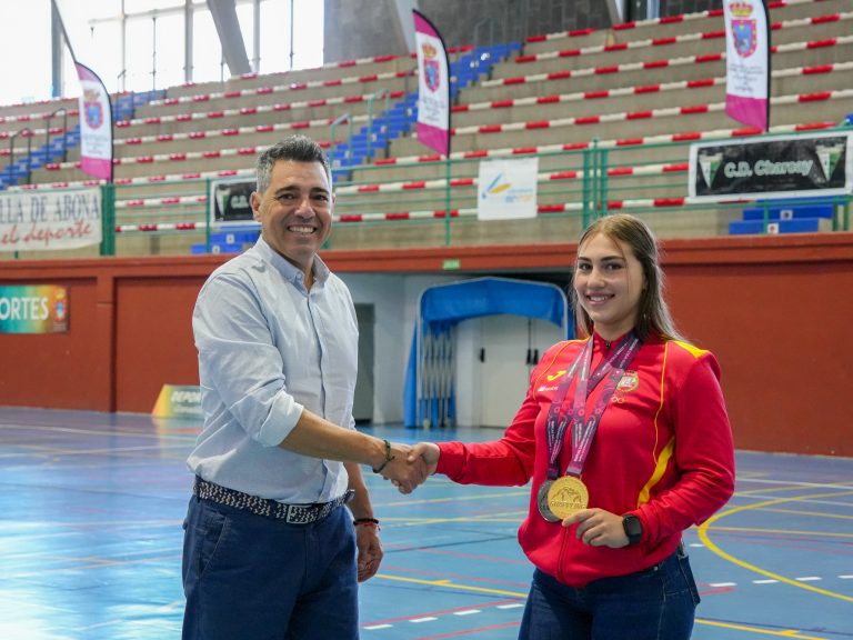 El Ayuntamiento recibe a la campeona de España de lucha, Angélica María Nieto