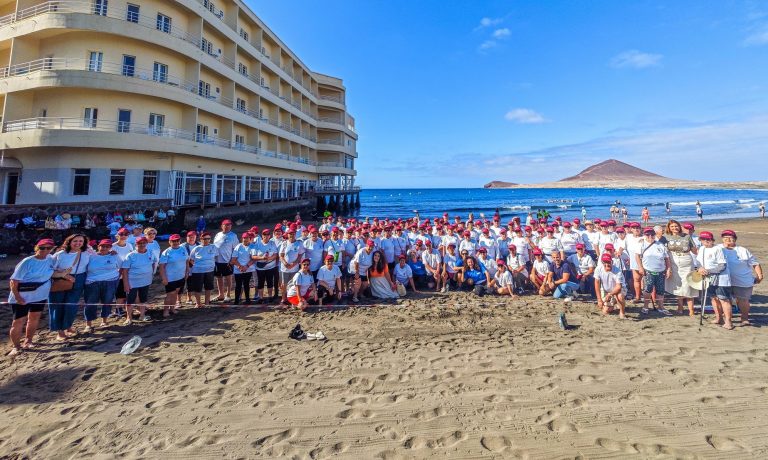 Doscientos cincuenta mayores disfrutan de la gimnasia y los beneficios del mar durante dos meses