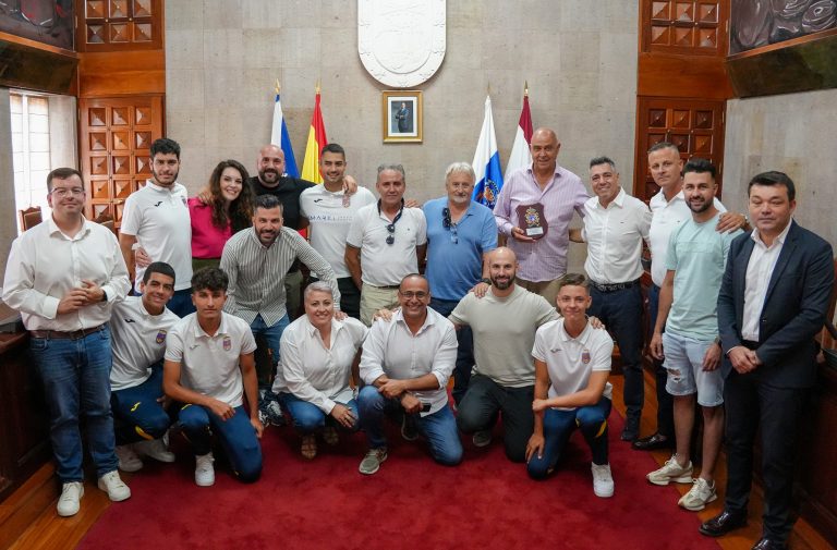 El Ayuntamiento recibe al Club Deportivo Raqui San Isidro tras ascender a Preferente