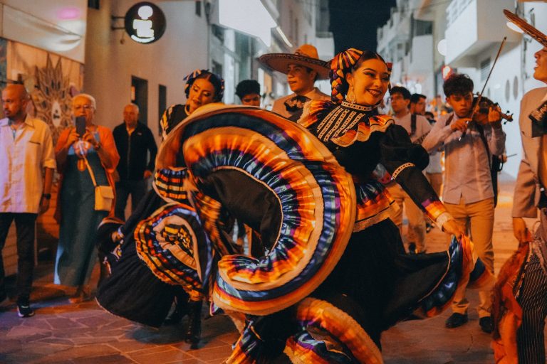 La Muestra Folclórica de los Pueblos convierte un año más al municipio en un puente intercultural a través de la danza