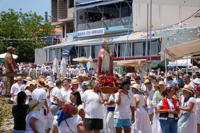 Los Abrigos celebró su romería barquera en honor a San Blasito