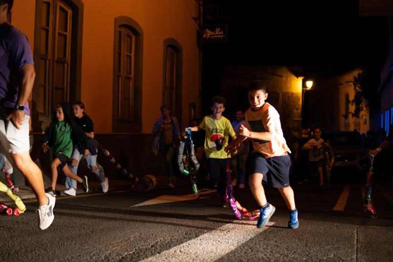 La tradicional carrera de cacharros volvió a recorrer las calles del casco histórico por San Andrés