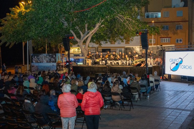 La Parranda Chasnera y el Grupo Torcas unieron sus voces en un gran Concierto de Navidad en El Médano