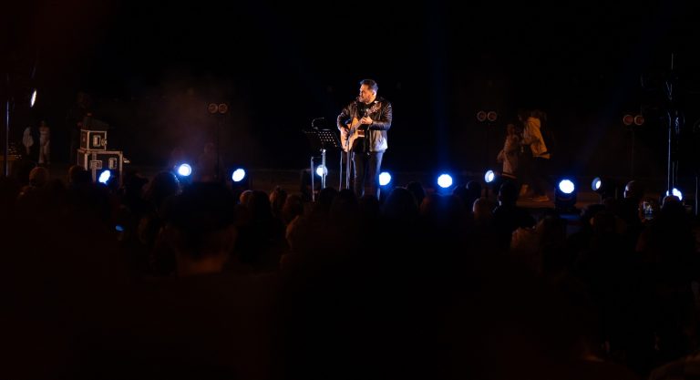 Ismael Serrano llenó de poesía musical la bahía de El Médano