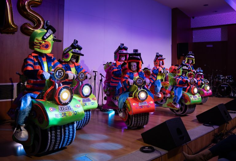 Los Retorciditos ‘motorizados’ se estrenan con su nueva fantasía en el Concurso de Murgas Infantiles de Santa Cruz de Tenerife