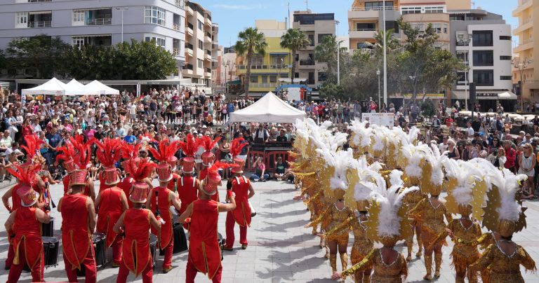 El Médano vibra con su V edición del ‘Carnaval de Día’ durante 15 horas de música, color y diversión familiar