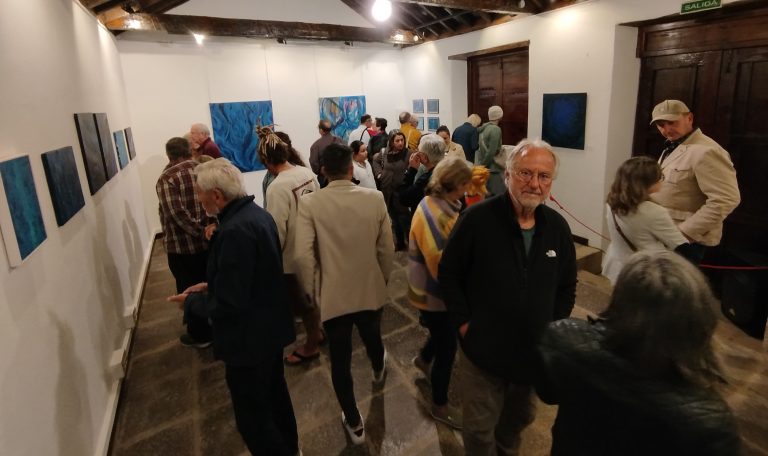 La artista Sarah Curtenaz expone sus trabajos en el Museo de Historia de Granadilla de Abona