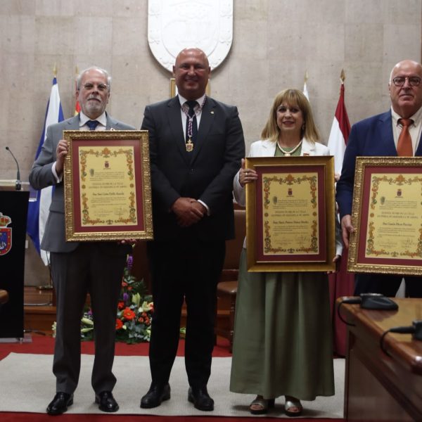 Granadilla de Abona premia con su Insignia de Oro a tres médicos por cuarenta años de vocación