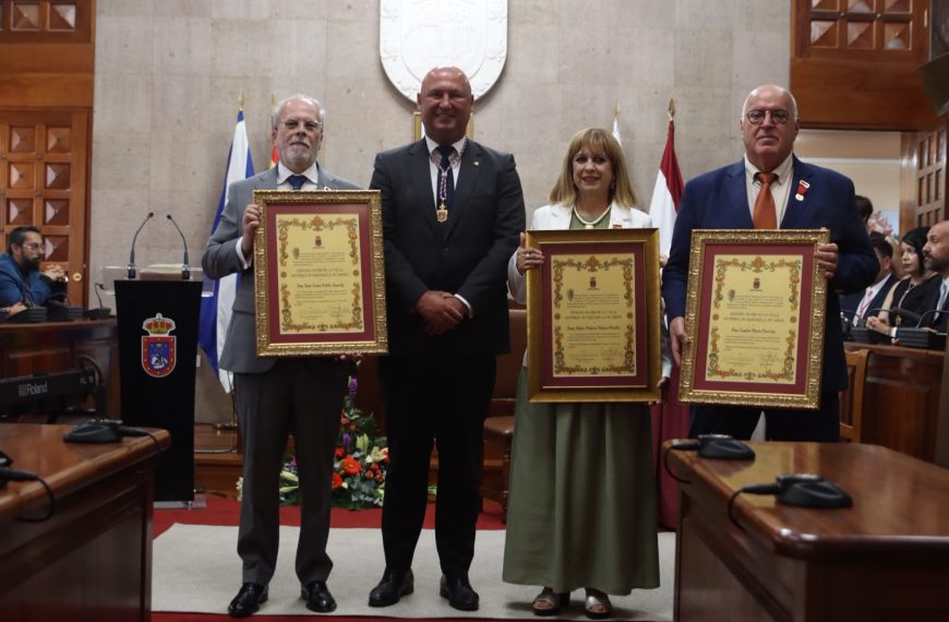 Granadilla de Abona premia con su Insignia de Oro a tres médicos por cuarenta años de vocación