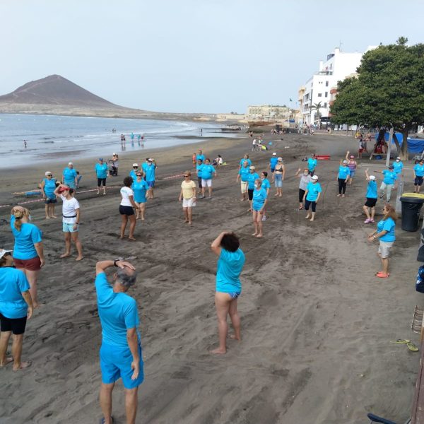 Los mayores volverán a disfrutar este verano de la gimnasia gratuita junto al mar